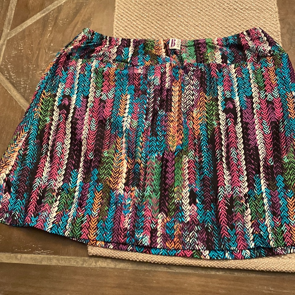 Skinz golf skort with a comfy waistband in a boho-inspired colorful print!